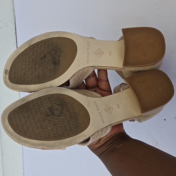 Donald J. Pliner Avai Tan Sandals with Crisscross Straps And Stack Heels Size 9M - Picture 5 of 7